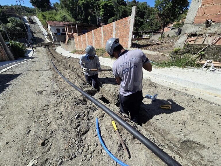 Assentamento de rede nas ruas. Água na torneira dos moradores - edit