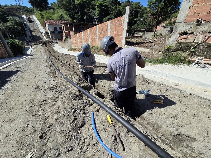 Assentamento de rede nas ruas. Água na torneira dos moradores - edit