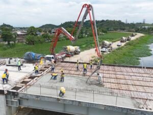 Duque de Caxias 16.01.2025 - Ponte do Pilar. Concretagem de mais uma parte da ponte e pavimentação 005