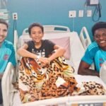 Caio e os jogadores de basquete do Flamengo