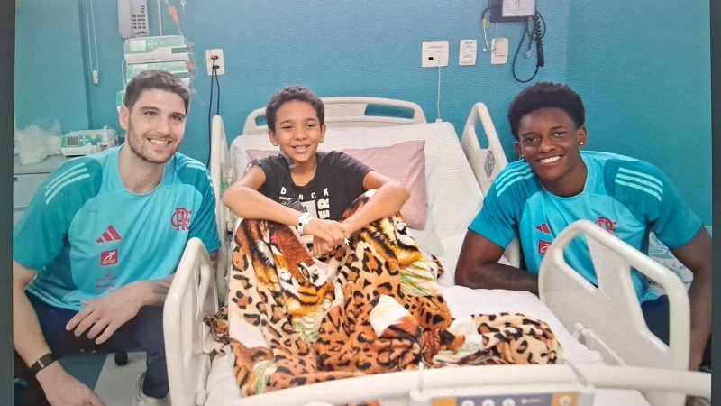 Caio e os jogadores de basquete do Flamengo