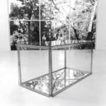 Croft_escultura_Sem título_1999_ Ferro galvanizado, vidro e espelho_100X210X110cm