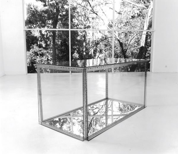 Croft_escultura_Sem título_1999_ Ferro galvanizado, vidro e espelho_100X210X110cm