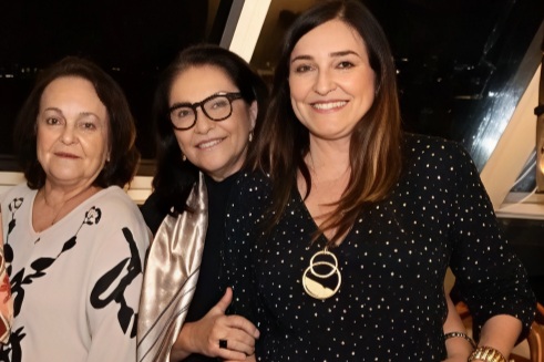 Marta Dantas, com as irmãs Márcia e Cacau Dias, que organiza encontro. Foto Toni Coutinho