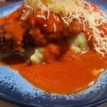 Filé mignon suíno a parmegiana com base de purê de batata inglesa e doce_Sobradodacidade