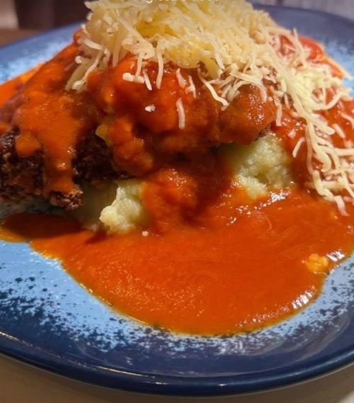 Filé mignon suíno a parmegiana com base de purê de batata inglesa e doce_Sobradodacidade