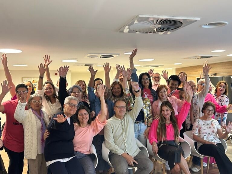 Participantes da roda de conversa festejam a vida