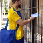 Carteiro entregando correspondência