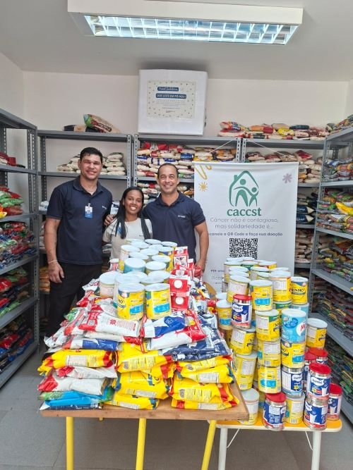 Colaboradora da Oncomed fez a entrega à Casa de Apoio à Criança com Câncer