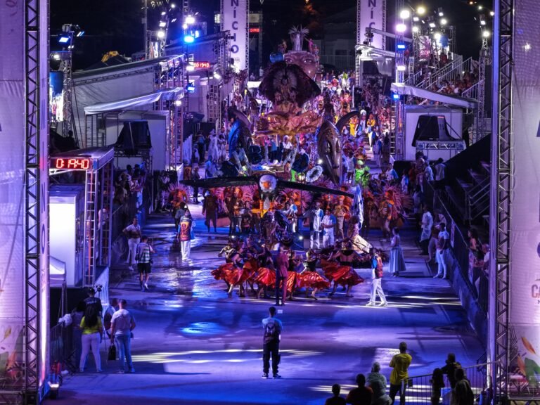 Carnaval de Niterói brilha na estreia da nova passarela mesmo sob chuva