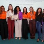 04.03.26_Tatiana Carius e Joyce Trindade com o certificado