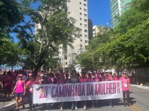 A caminhada reuniu mais de mil pessoas da Boa Viagem a praia de Icaraí