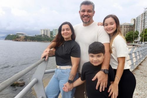 Paulo Pereira, professor de matemática, com sua esposa Natália Barrozo e filhos Giulia e Paulo Ricardo - Foto Luciana Carneiro (3)