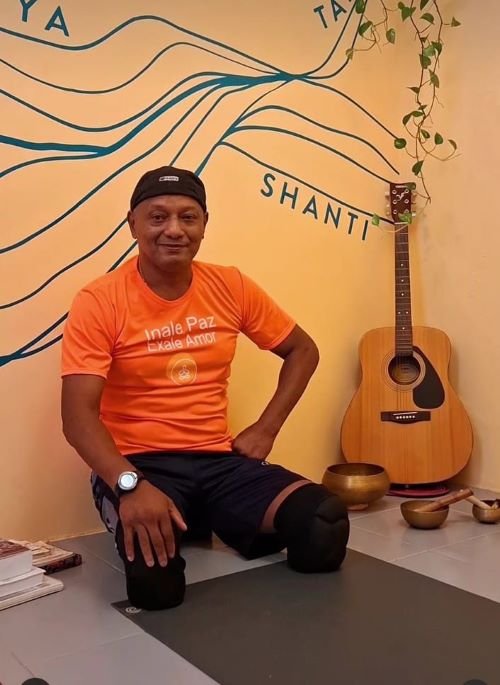 pestalozzi - jarbas onofre biamputado e aluno de yoga