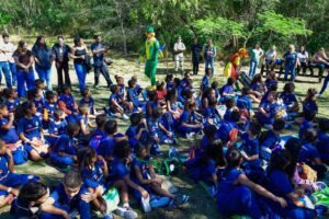 Emília encanta mais de 140 alunos em contação de histórias no Parque Paleontológico de São José (2)