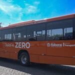 Veículos modernos reduzem emissão de poluentes, ampliam o conforto e fortalecem a qualidade do transporte público no município  A Prefeitura de Itaboraí segue avançando na modernização do transporte público municipal com a incorporação de 10 novos ônibus ao programa Tarifa Zero. Equipados com tecnologia Euro 6, considerada a mais avançada no controle de emissões, os veículos já estão em operação, reafirmando o compromisso da gestão municipal com a mobilidade urbana sustentável, a qualidade de vida da população e a eficiência dos serviços públicos.  Identificados entre as frotas 030 e 039, os novos ônibus, fabricados em 2026, possuem capacidade para 48 passageiros sentados e representam o que há de mais atual em tecnologia no transporte coletivo urbano. A iniciativa integra um conjunto de ações voltadas à ampliação e qualificação do programa Tarifa Zero, que garante transporte gratuito à população.  A tecnologia Euro 6 estabelece padrões rigorosos de controle de emissão de poluentes, possibilitando a redução de até 80% nos óxidos de nitrogênio (NOx) e superior a 90% no material particulado, em comparação aos modelos anteriores. Na prática, os novos veículos contribuem diretamente para a melhoria da qualidade do ar, a preservação ambiental e a promoção da saúde pública.  Os ônibus são equipados com sistemas modernos, como o SCR (Redução Catalítica Seletiva), que utiliza Arla 32 para neutralizar gases nocivos, além de filtro de partículas (DPF), responsável por reter fuligem e reduzir a emissão de fumaça. O gerenciamento eletrônico do motor também garante maior eficiência no consumo de combustível e menor desgaste mecânico, resultando em mais economia e sustentabilidade para o sistema.  Além dos benefícios ambientais, os veículos oferecem mais conforto e qualidade aos usuários. Com funcionamento mais silencioso e menor vibração, proporcionam viagens mais estáveis. O interior conta com ar-condicionado de última geração, assentos ergonômicos acolchoados, iluminação em LED e espaço interno ampliado, assegurando mais comodidade aos passageiros.  No aspecto da segurança, os ônibus dispõem de sistemas de freios mais eficientes, estrutura reforçada e iluminação externa de alta visibilidade, contribuindo para uma operação mais segura no dia a dia.  Para o prefeito de Itaboraí, Marcelo Delaroli, a ampliação da frota representa mais um passo no compromisso da gestão com a população.  “Seguimos trabalhando com responsabilidade e planejamento para oferecer um transporte público cada vez mais digno, eficiente e sustentável para a nossa população. A chegada desses novos ônibus reforça o Tarifa Zero como uma política pública transformadora, que garante mobilidade, reduz custos para as famílias e contribui para uma cidade mais moderna e ambientalmente responsável”, destacou Marcelo Delaroli.  Com a ampliação da frota, Itaboraí consolida o avanço do programa Tarifa Zero, alinhando o município a padrões internacionais de sustentabilidade, inovação e qualidade no transporte público.   Secretaria de Comunicação da Prefeitura de Itaboraí