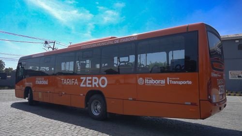 Veículos modernos reduzem emissão de poluentes, ampliam o conforto e fortalecem a qualidade do transporte público no município  A Prefeitura de Itaboraí segue avançando na modernização do transporte público municipal com a incorporação de 10 novos ônibus ao programa Tarifa Zero. Equipados com tecnologia Euro 6, considerada a mais avançada no controle de emissões, os veículos já estão em operação, reafirmando o compromisso da gestão municipal com a mobilidade urbana sustentável, a qualidade de vida da população e a eficiência dos serviços públicos.  Identificados entre as frotas 030 e 039, os novos ônibus, fabricados em 2026, possuem capacidade para 48 passageiros sentados e representam o que há de mais atual em tecnologia no transporte coletivo urbano. A iniciativa integra um conjunto de ações voltadas à ampliação e qualificação do programa Tarifa Zero, que garante transporte gratuito à população.  A tecnologia Euro 6 estabelece padrões rigorosos de controle de emissão de poluentes, possibilitando a redução de até 80% nos óxidos de nitrogênio (NOx) e superior a 90% no material particulado, em comparação aos modelos anteriores. Na prática, os novos veículos contribuem diretamente para a melhoria da qualidade do ar, a preservação ambiental e a promoção da saúde pública.  Os ônibus são equipados com sistemas modernos, como o SCR (Redução Catalítica Seletiva), que utiliza Arla 32 para neutralizar gases nocivos, além de filtro de partículas (DPF), responsável por reter fuligem e reduzir a emissão de fumaça. O gerenciamento eletrônico do motor também garante maior eficiência no consumo de combustível e menor desgaste mecânico, resultando em mais economia e sustentabilidade para o sistema.  Além dos benefícios ambientais, os veículos oferecem mais conforto e qualidade aos usuários. Com funcionamento mais silencioso e menor vibração, proporcionam viagens mais estáveis. O interior conta com ar-condicionado de última geração, assentos ergonômicos acolchoados, iluminação em LED e espaço interno ampliado, assegurando mais comodidade aos passageiros.  No aspecto da segurança, os ônibus dispõem de sistemas de freios mais eficientes, estrutura reforçada e iluminação externa de alta visibilidade, contribuindo para uma operação mais segura no dia a dia.  Para o prefeito de Itaboraí, Marcelo Delaroli, a ampliação da frota representa mais um passo no compromisso da gestão com a população.  “Seguimos trabalhando com responsabilidade e planejamento para oferecer um transporte público cada vez mais digno, eficiente e sustentável para a nossa população. A chegada desses novos ônibus reforça o Tarifa Zero como uma política pública transformadora, que garante mobilidade, reduz custos para as famílias e contribui para uma cidade mais moderna e ambientalmente responsável”, destacou Marcelo Delaroli.  Com a ampliação da frota, Itaboraí consolida o avanço do programa Tarifa Zero, alinhando o município a padrões internacionais de sustentabilidade, inovação e qualidade no transporte público.   Secretaria de Comunicação da Prefeitura de Itaboraí