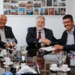 O Vice-reitor da UFF, Fábio Passos, o reitor Antonio Claudio, e o secretário da Educação, Bira Marques - foto Guto Rodriguez