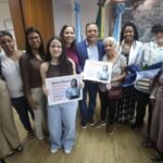 O prefeito de Niterói, Rodrigo Neves, com primeira-dama e coordenadora do programa Niterói por Elas, Fernanda Neves e a família de Bárbara Siqueira - Foto Lucas Benevides