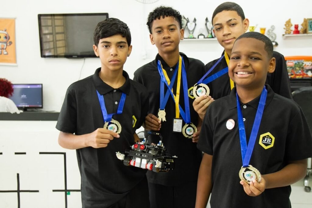 Estudantes-da-Rede-de-Niteroi-conquistam-primeiro-lugar-na-Olimpiada-Brasileira-de-Robotica-e-avancam-a-etapa-nacional-2-1