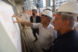 Prefeito-Rodrigo-Neves-vistoria-obras-do-Cinema-Icarai-Foto-Lucas-Benevides-2