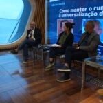 Sinval Andrade em mesa sobre desafios da universalização com Silvano da Costa e Aline Matulja