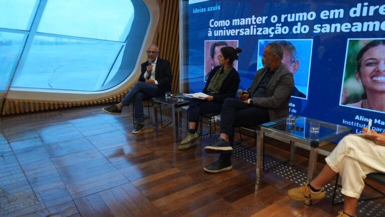 Sinval Andrade em mesa sobre desafios da universalização com Silvano da Costa e Aline Matulja