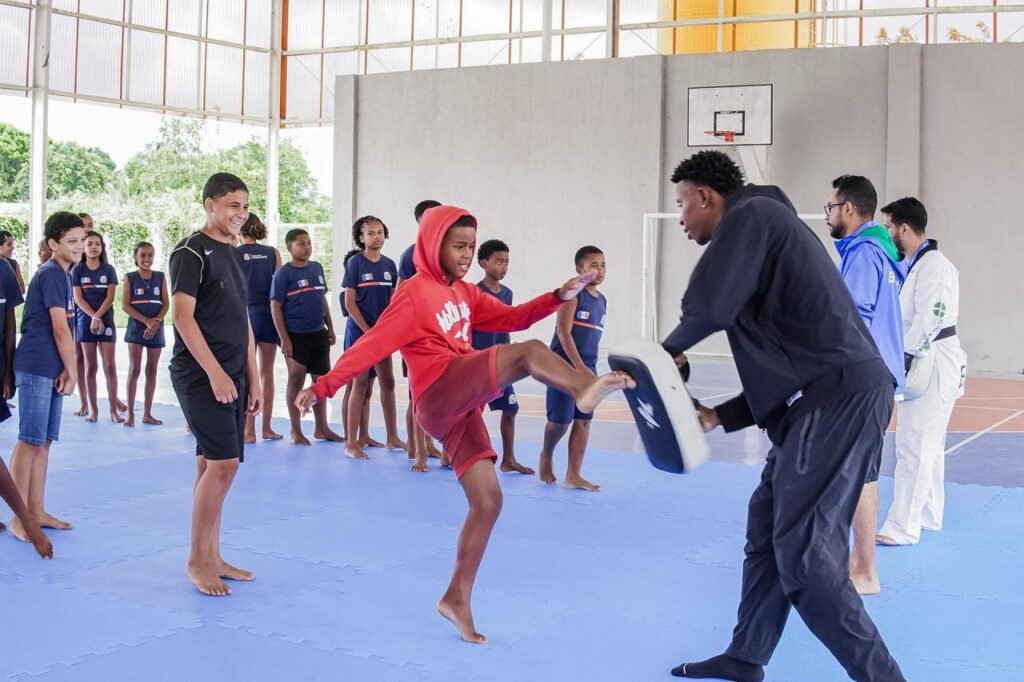 5554e380-campeao-mundial-de-taekwondo-henrique-marques-visita-alunos-de-escola-municipal-em-itaborai-3