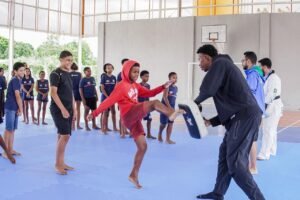 5554e380-campeao-mundial-de-taekwondo-henrique-marques-visita-alunos-de-escola-municipal-em-itaborai-3