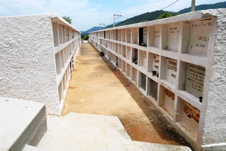 Jazigo-Cemiterio-do-Basilio-768x512