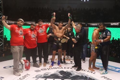 Luís Henrique Barbosa, campeão da divisão peso-meio-pesado, na Arena Niterói - Lucas Benevides