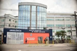 Prefeito Rodrigo Neves visita Hospital Oceânico, que realizou cerca de 6 mil cirurgias em 2026 - Foto Claudio Fernandes (2)