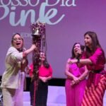 Rosa toca o sino incentivada pela ex-modelo Gi (à direita), com Dorinha e Jussara (ao fundo)
