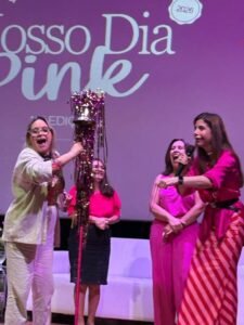 Rosa toca o sino incentivada pela ex-modelo Gi (à direita), com Dorinha e Jussara (ao fundo)