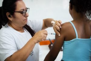 f94cb14d-programa-saude-na-escola-realiza-acao-para-atualizar-caderneta-de-vacinacao-de-alunos-em-itaborai-2